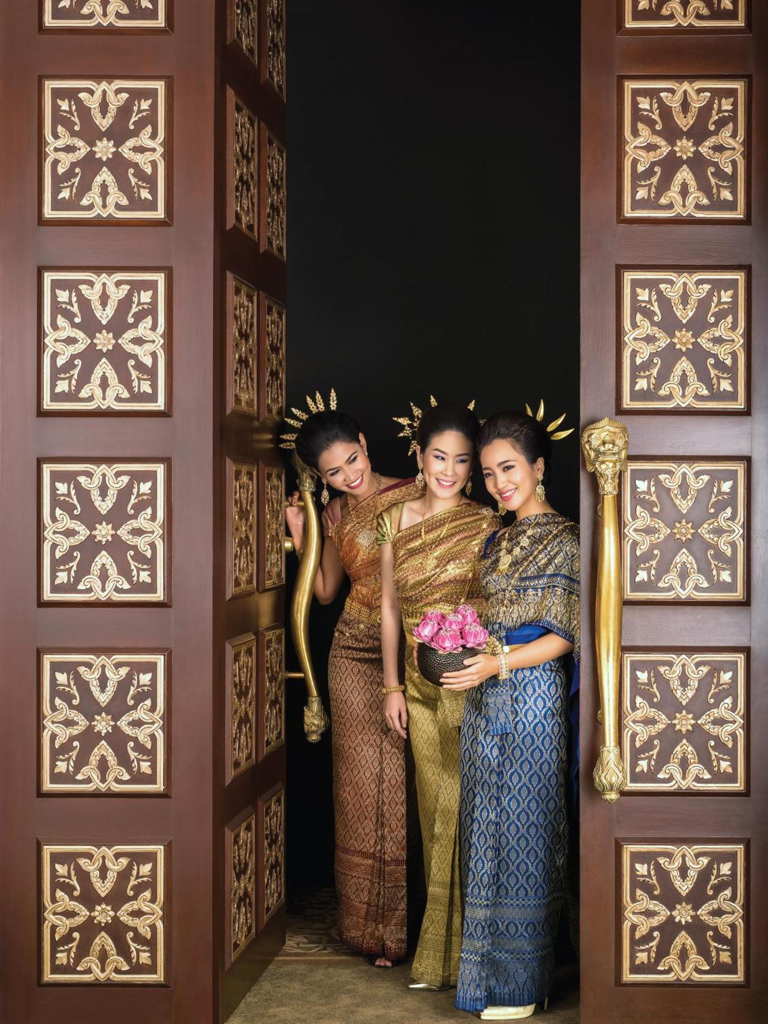 Dusit Doha Hotel Eksteriør billede Thai women in traditional dress