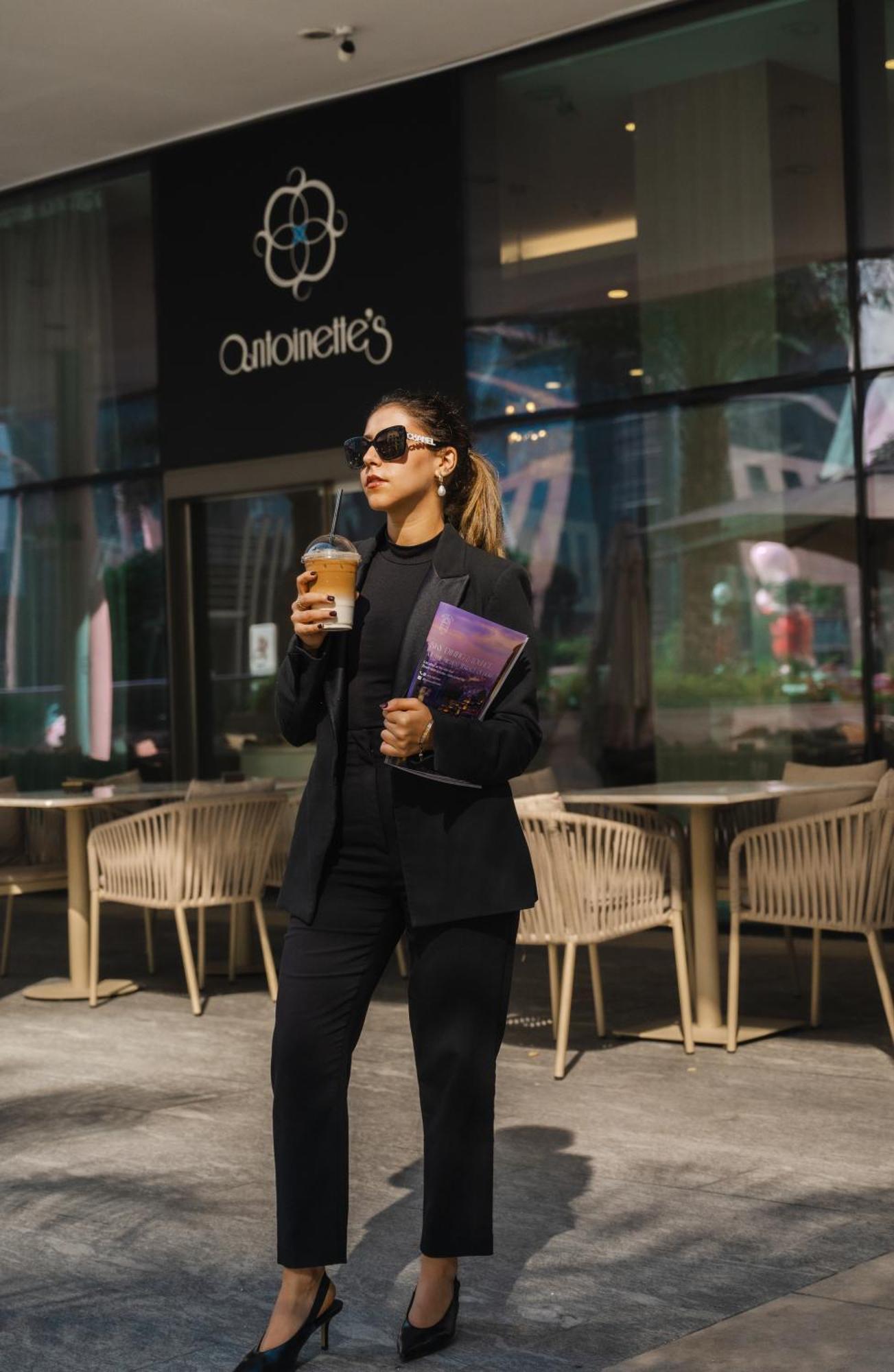 Dusit Doha Hotel Eksteriør billede A woman wearing a blazer