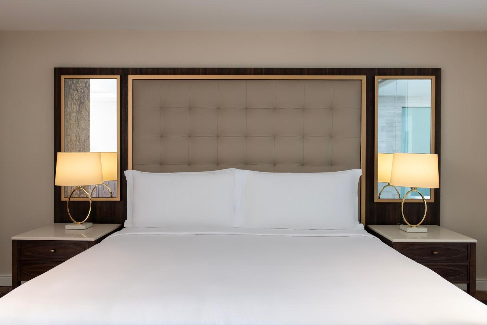 Dusit Doha Hotel Eksteriør billede A bedroom at the Conrad Dubai