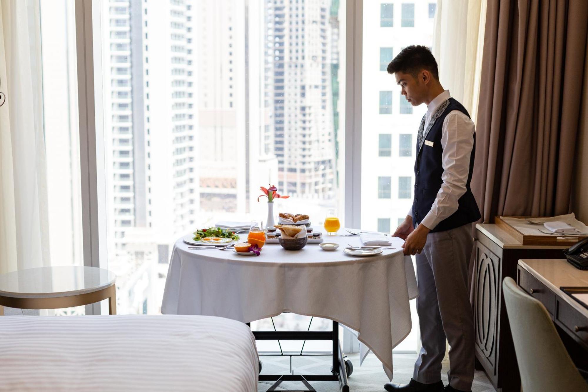 Dusit Doha Hotel Eksteriør billede Room service