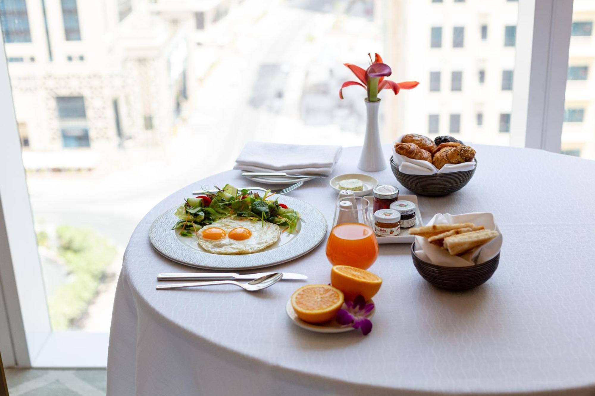 Dusit Doha Hotel Eksteriør billede Room service