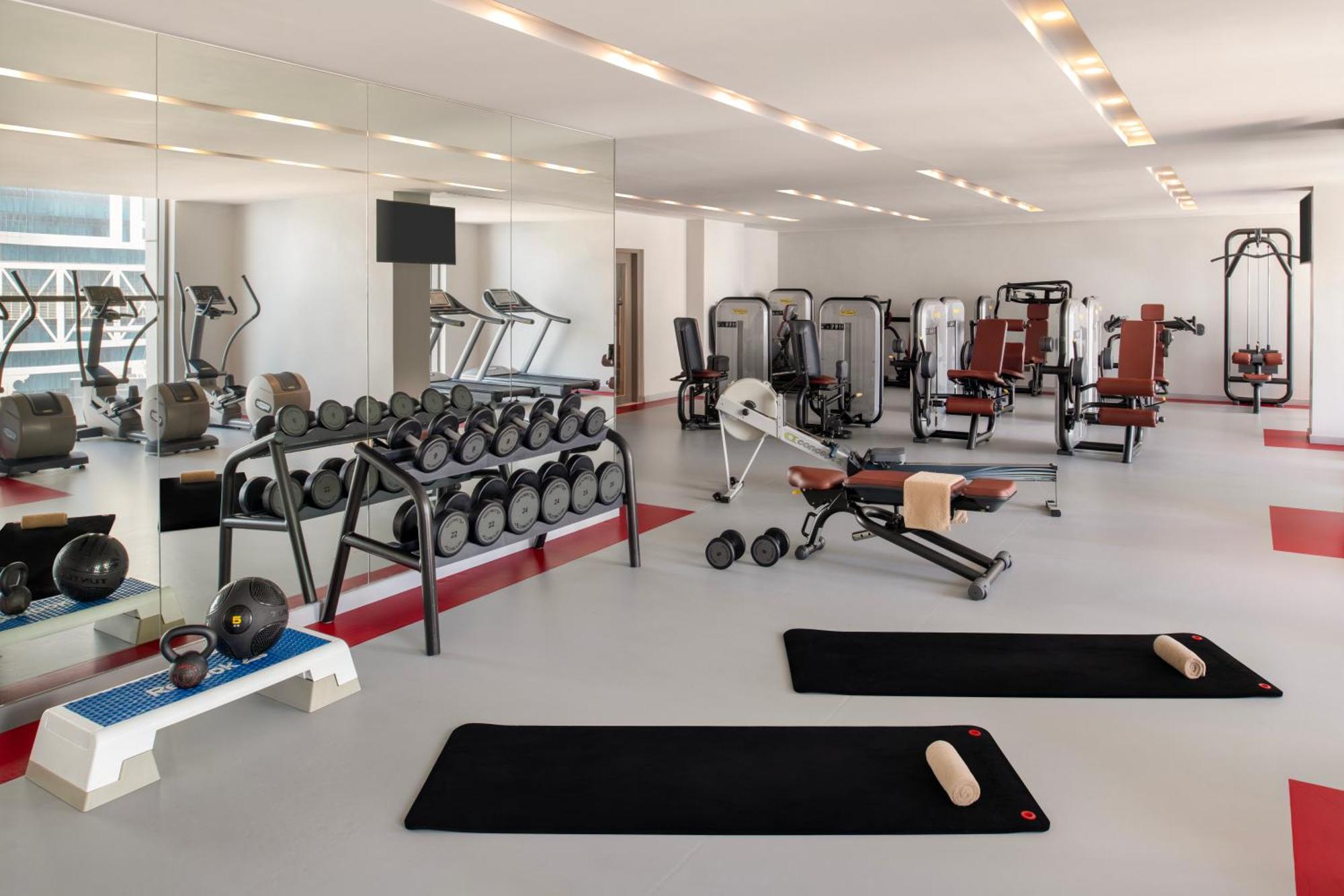 Dusit Doha Hotel Eksteriør billede A typical gym