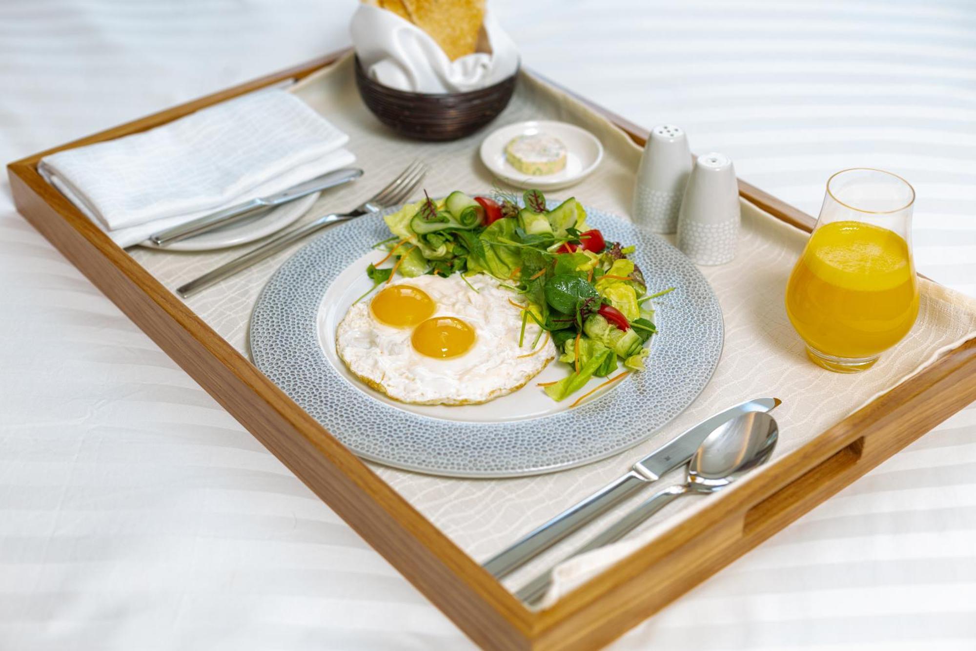 Dusit Doha Hotel Eksteriør billede Room service