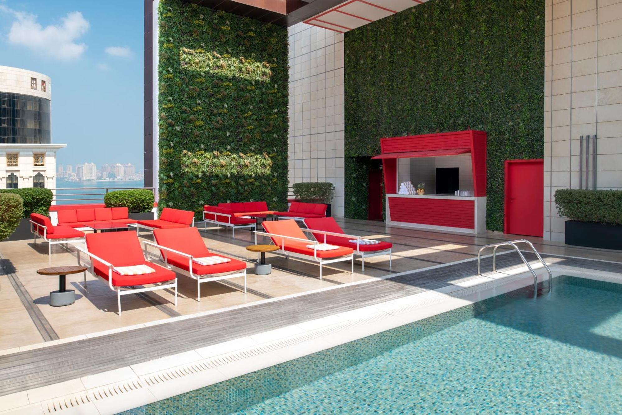 Dusit Doha Hotel Eksteriør billede The rooftop pool at The Hari